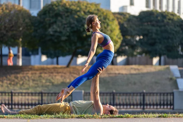 Young couple doing acroyoga in park in the morning — Stock Photo, Image