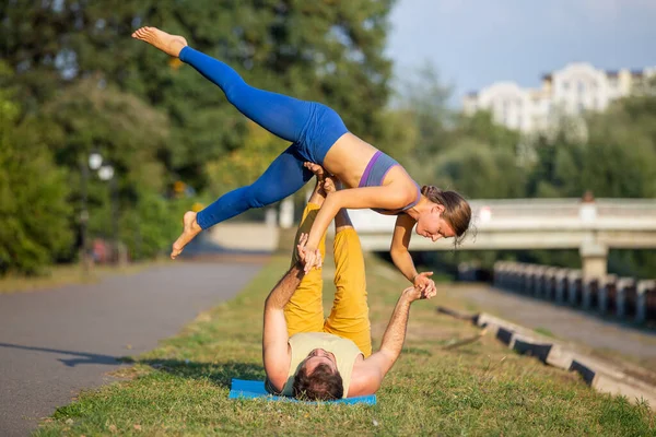 Young sporty couple doing acro yoga exercises — Stock Photo, Image