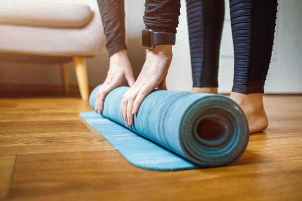 Girl starting her morning yoga class on quarantine — Stock Photo, Image