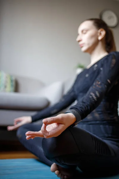 Junge Yoga-Frau meditiert zu Hause in Quarantäne — Stockfoto
