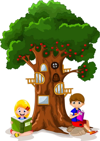 Divertido niño aprendizaje bajo árbol de manzana casa de dibujos animados — Foto de Stock