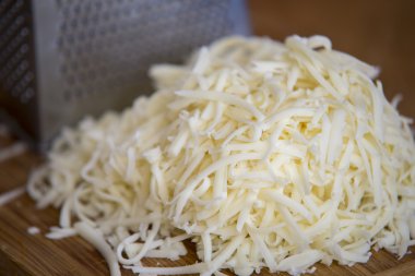 rendelenmiş mozzarella peynir rende ile kesme tahtası