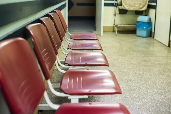 Närbild på stolar för patient och besökare på sjukhus, — Stockfoto