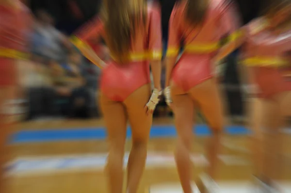 Close-up van een jonge groep meisjes cheerleaders prestaties op wedstrijden, Bewegingsvervaging effect — Stockfoto