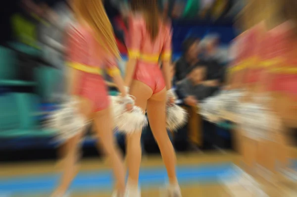 Close-up van een jonge groep meisjes cheerleaders prestaties op wedstrijden, Bewegingsvervaging effect — Stockfoto