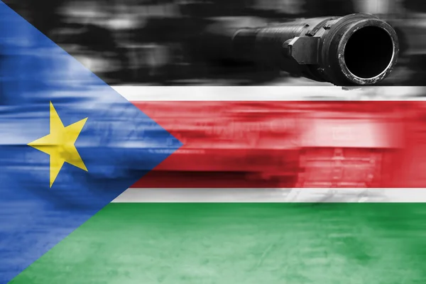 Tema forza militare, movimento serbatoio sfocatura con bandiera del Sud Sudan — Foto Stock