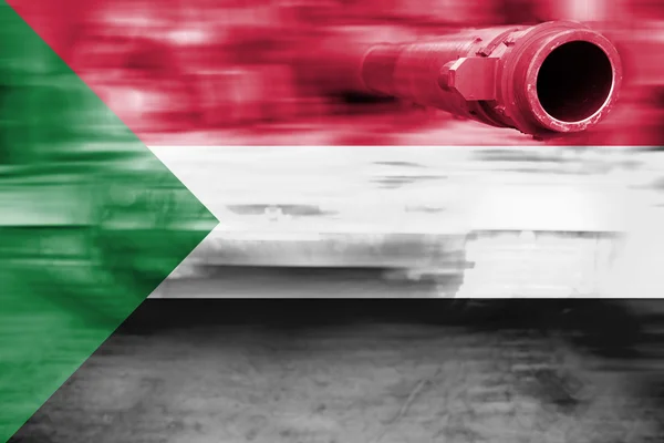 Tema de la fuerza militar, tanque de desenfoque de movimiento con bandera de Sudán — Foto de Stock