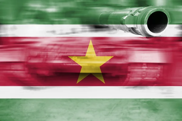 Tema de força militar, tanque de desfoque de movimento com bandeira do Suriname — Fotografia de Stock