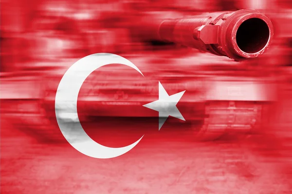Tema forza militare, movimento serbatoio sfocatura con bandiera Turchia — Foto Stock