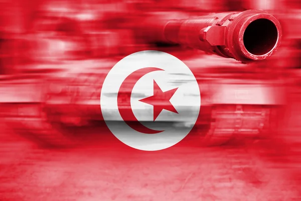軍事力のテーマは、モーション ブラーをチュニジアの国旗が付いているタンク — ストック写真