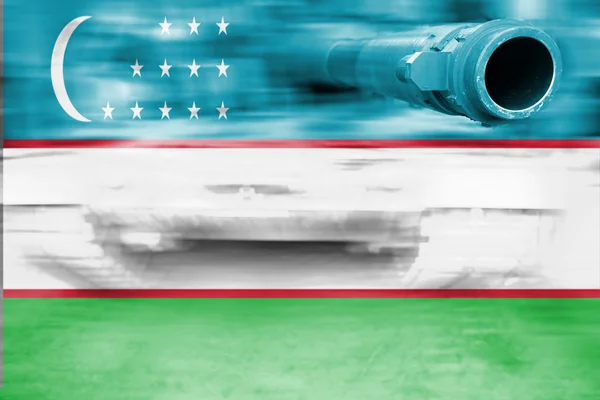 Thema militärische Stärke, Bewegungsunschärfe Panzer mit usbekischer Flagge — Stockfoto