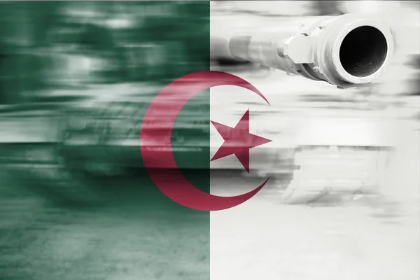 Militär styrka tema, rörelseoskärpa tank med Algeriet flagga — Stockfoto