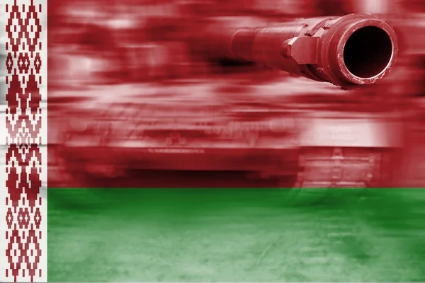 Tema forza militare, movimento serbatoio sfocatura con la bandiera della Bielorussia — Foto Stock
