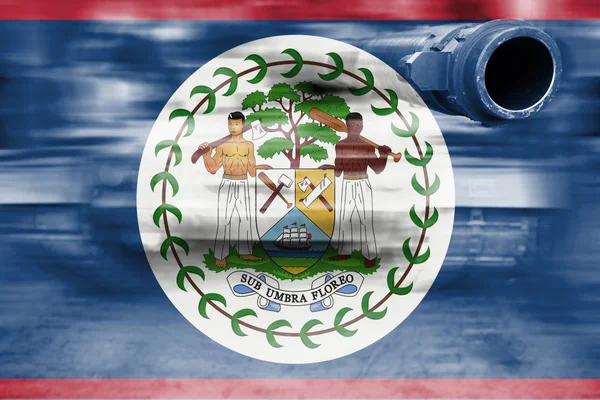 Tema forza militare, movimento serbatoio sfocatura con bandiera Belize — Foto Stock