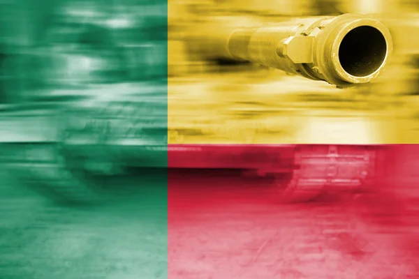 Tema de fuerza militar, tanque de desenfoque de movimiento con bandera de Benín —  Fotos de Stock