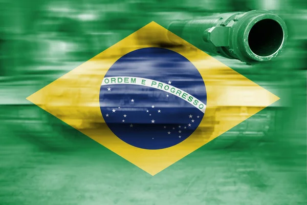 군사력 테마, 동작 흐림 효과] 브라질 국기와 함께 탱크 — 스톡 사진