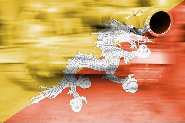 Tema de força militar, tanque de desfoque de movimento com bandeira do Butão — Fotografia de Stock