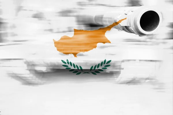 Tema de la fuerza militar, tanque de desenfoque de movimiento con bandera de Chipre —  Fotos de Stock
