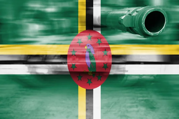 Thema militärische Stärke, Bewegungsunschärfe Panzer mit Dominica-Flagge — Stockfoto