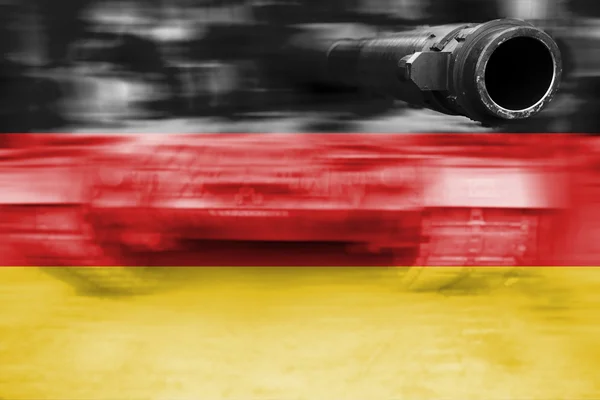 Thema militärische Stärke, Bewegungsunschärfe Panzer mit Deutschlandfahne — Stockfoto