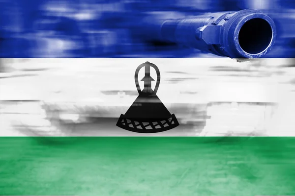 Tema de fuerza militar, tanque de desenfoque de movimiento con bandera de Lesotho — Foto de Stock