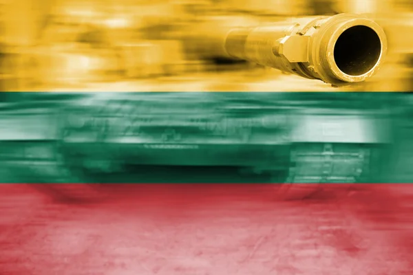Thema militärische Stärke, Bewegungsunschärfe Panzer mit litauischer Flagge — Stockfoto