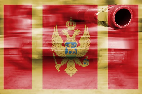 Θέμα στρατιωτικής δύναμης, θόλωμα κίνησης δεξαμενή με σημαία του Μαυροβουνίου — Φωτογραφία Αρχείου