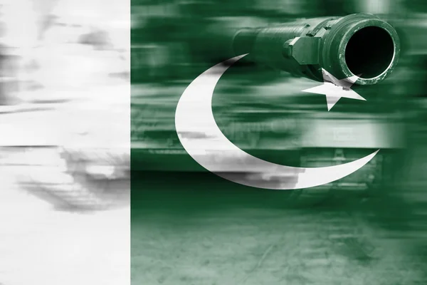 Force militaire thème, mouvement flou char avec drapeau du Pakistan — Photo