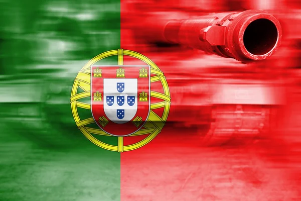 Thema van de militaire kracht, bewegingsonscherpte tank met Portugal vlag — Stockfoto