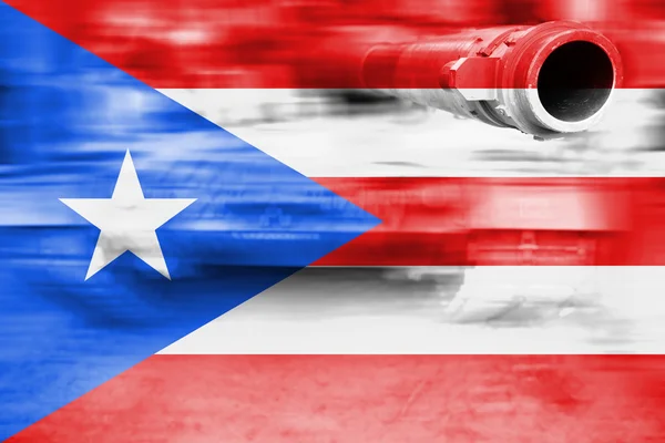 Tema de força militar, tanque de borrão de movimento com bandeira de Porto Rico — Fotografia de Stock