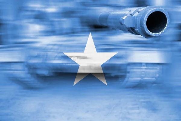 Tema de la fuerza militar, tanque de desenfoque de movimiento con bandera de Somalia —  Fotos de Stock
