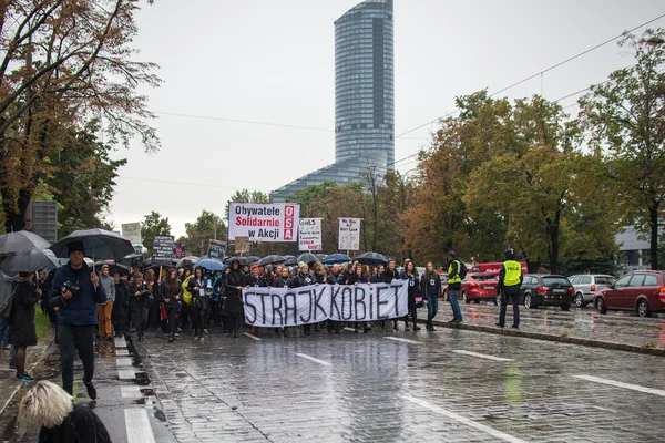 Wroclaw, Lengyelország, 2016-ban 10 03 - anti-abortusz törvény elleni tiltakozásul kényszerítette a lengyel kormány Pis, fekete tiltakozás - "czarny tiltakozás" a 03,10,2016, Wroclaw, Lengyelország — Stock Fotó