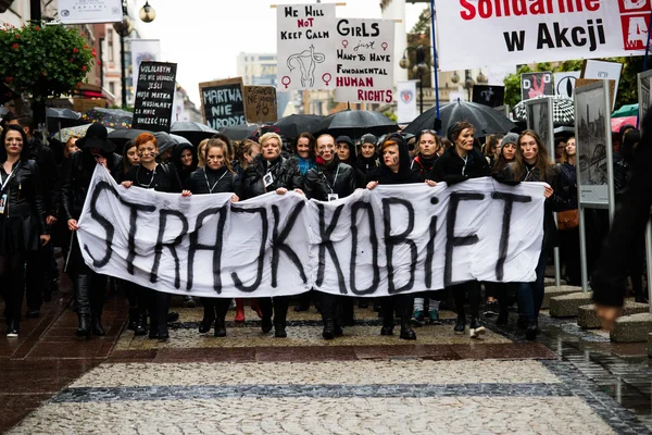 Wroclaw, Lengyelország, 2016-ban 10 03 - anti-abortusz törvény elleni tiltakozásul kényszerítette a lengyel kormány Pis, fekete tiltakozás - "czarny tiltakozás" a 03,10,2016, Wroclaw, Lengyelország — Stock Fotó