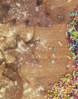 hommade Noel gingerbread çerezleri-yumuşak odak üstünde çerez yıldız