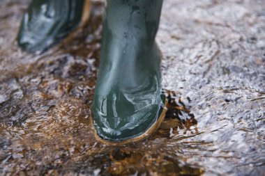 Lastik çizmeler su üzerinde Kapat