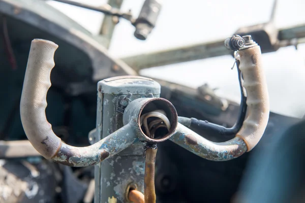 Oude en vernietigd vliegtuig Steering Wheel in Cockpit — Stockfoto