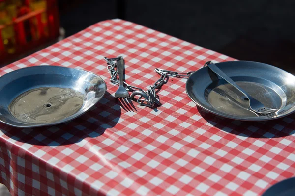 Zwei Teller auf Kette, polnisch prl style — Stockfoto