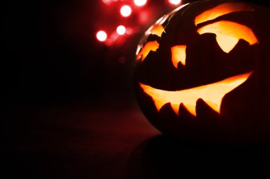 Korkunç Halloween pumpkins kırmızı ışık arka plan üzerinde.