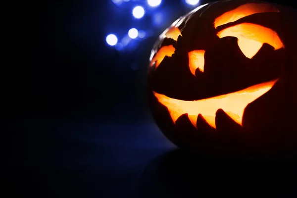 Korkunç Halloween pumpkins mavi ışık arka plan üzerinde. — Stok fotoğraf