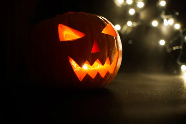 Korkunç Halloween pumpkins hafif bir arka plan üzerinde. — Stok fotoğraf