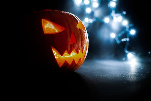 Ijesztő Halloween tök világos kék háttérrel. — Stock Fotó