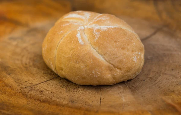 Hausgemachte Brötchen auf Holz Hintergrund — Stockfoto