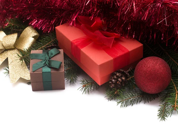 Caixas de presente de Natal com decorações em fundo branco — Fotografia de Stock