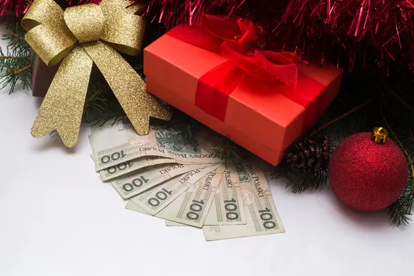 Caixa de presente de Natal com dinheiro PLN polonês no fundo branco — Fotografia de Stock