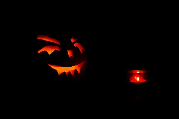 Calabazas de Halloween con vela sobre fondo negro — Foto de Stock