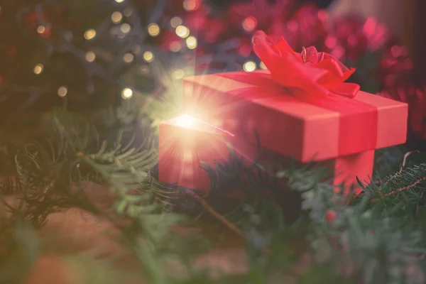 Presente de Natal mágico sob a árvore — Fotografia de Stock
