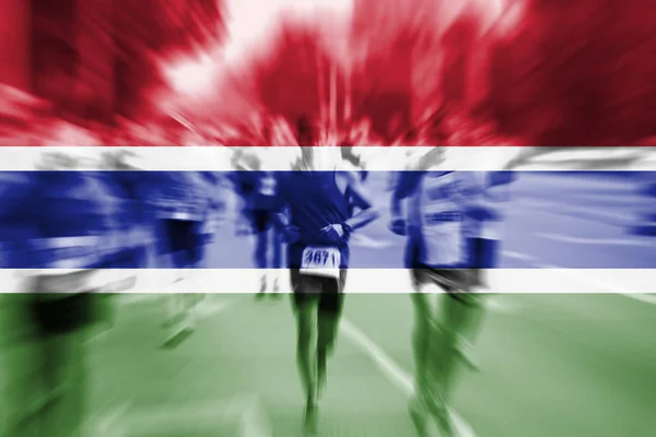 Marathon runner motion blur con la mezcla de la bandera de Gambia — Foto de Stock