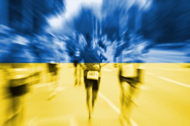 Maraton koşucusu Hareket Bulanıklığı Ukrayna bayrağı karıştırma ile