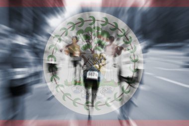 Maraton koşucusu Hareket Bulanıklığı Belize bayrağı karıştırma ile