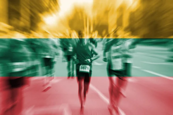 Marathonläufer verschwimmen mit litauischer Flagge — Stockfoto